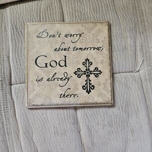 Inspirational Wall Plaque with Cross Design